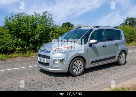 2015 argent Citroen C3 HDI VTR plus Picasso 4dr quatre portes en route vers Capesthorne Hall Classic de juillet car show, Cheshire, Royaume-Uni Banque D'Images