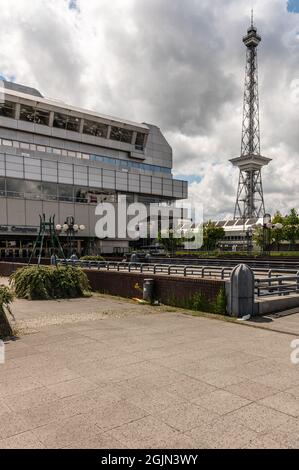 ICC avec tour radio avec nuage clair au format portrait Banque D'Images