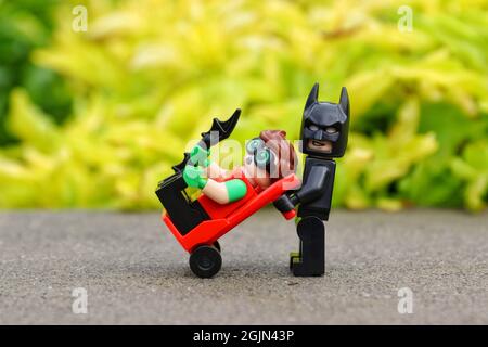 GREENVILLE, ÉTATS-UNIS - 16 août 2021 : un gros plan des mini-figurines Lego des super-héros Batman et Robin sur le terrain Banque D'Images