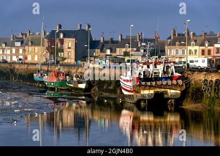 Port de pêche de Barfleur à marée basse, commune de la presqu'île du Cotentin dans le département de la Manche en Basse-Normandie en France Banque D'Images