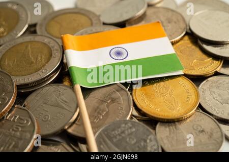 Pile de pièces de monnaie avec drapeau de l'Inde sur fond blanc. Drapeau sur fond blanc. Banque D'Images