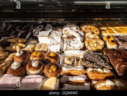 Petit-déjeuner composé de biscuits espagnols, pâtisseries sucrées, pâte feuilletée, sucre en poudre et pommes au four. Confiseries typiques consommées dans la fenêtre Banque D'Images