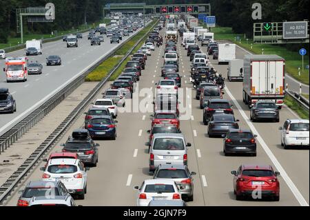 Sauerlach, Allemagne. 11 septembre 2021. De longs embouteillages se sont formés sur l'autoroute A8 Salzburg-Munich à midi samedi pendant le trajet de retour. Dans le Bade-Wurtemberg et la Bavière, les vacances seront bientôt à la fin. Crédit: Ursula Düren/dpa/Alamy Live News Banque D'Images