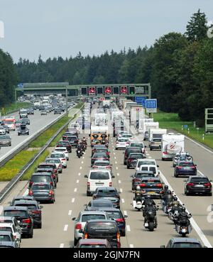 Sauerlach, Allemagne. 11 septembre 2021. De longs embouteillages se sont formés sur l'autoroute A8 Salzburg-Munich à midi samedi pendant le trajet de retour. Dans le Bade-Wurtemberg et la Bavière, les vacances seront bientôt à la fin. Crédit: Ursula Düren/dpa/Alamy Live News Banque D'Images