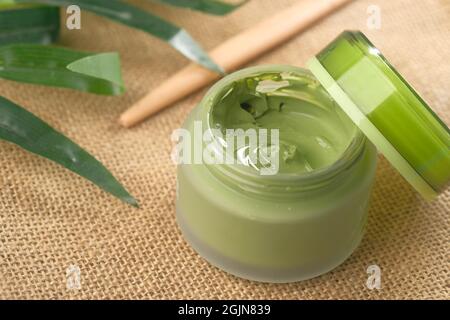 masque d'argile à bulles dans le récipient sur la table Banque D'Images