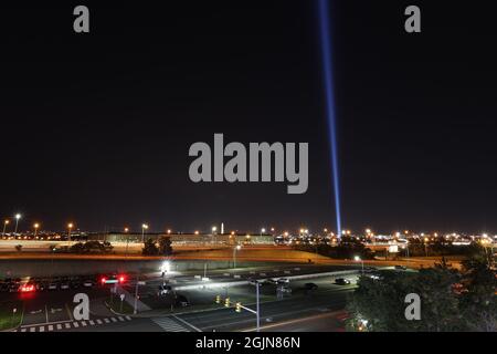 Washington DC, États-Unis. 10 septembre 2021. Vue des 9/11 lumières commémoratives qui brillent au Pentagone la veille du 20e anniversaire du 11 septembre à Washington, DC le 10 septembre 2021. Crédit : Mpi34/Media Punch/Alamy Live News Banque D'Images