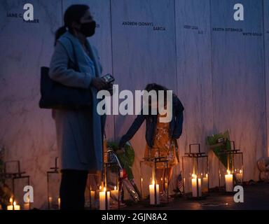 Washington DC, États-Unis. 10 septembre 2021. Les gens visitent le mur des noms lors d'un mémorial aux chandelles aux passagers et à l'équipage du vol 93 d'United Airlines à Shanksville, Pennsylvanie, États-Unis, le 10 septembre 2021. Des mémoriaux ont eu lieu au Monument commémoratif du vol 93 en Pennsylvanie pour marquer le 20e anniversaire des attentats du 11 septembre. Credit: Liu Jie/Xinhua/Alay Live News Banque D'Images