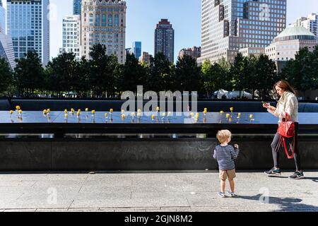 New York, États-Unis. 10 septembre 2021. À la veille du 20e anniversaire des attaques du 11 septembre contre la ville de New York, beaucoup visitent la piscine à réflexion du mémorial de 911. (Photo de Steve Sanchez/Pacific Press) Credit: Pacific Press Media production Corp./Alay Live News Banque D'Images