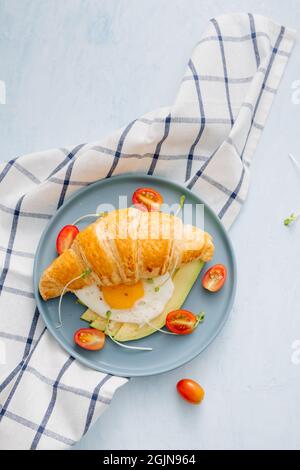 Croissants farcis à l'avocat, de légumes frais et d'oeufs omelette Banque D'Images