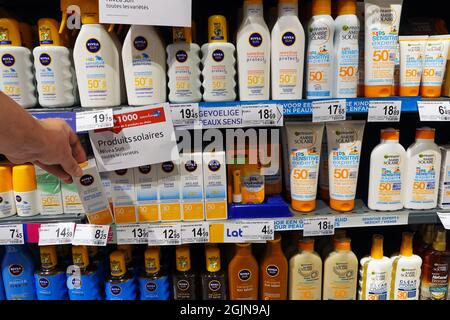 Produits NIVEA et Garnier dans un magasin Banque D'Images