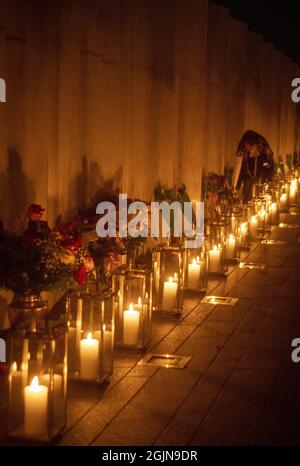 Shanksville, États-Unis. 11 septembre 2021. Des bougies s'alignent sur le mur des noms pendant le service de Luminaria au Monument commémoratif du vol 93 à Shanksville, en Pennsylvanie, le vendredi 10 septembre 2021, la veille des attaques terroristes d'il y a 20 ans. Photo par Archie Carpenter/UPI crédit: UPI/Alay Live News Banque D'Images