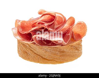 Bruschetta au bacon isolé sur fond blanc Banque D'Images