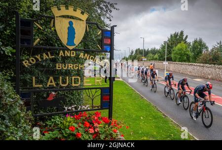 Lauder, Royaume-Uni. 11 septembre 2021. 1Sport, News le peloton principal du Tour de Grande-Bretagne passe par Lauder dans les frontières écossaises sur l'avant-dernière jambe de la course de vélo de route 2021 Tour de Grande-Bretagne. La jambe va de Hawick à Édimbourg. Crédit : phil wilkinson/Alay Live News Banque D'Images