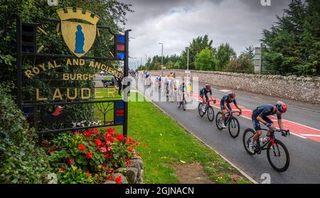 Lauder, Royaume-Uni. 11 septembre 2021. 1Sport, News le peloton principal du Tour de Grande-Bretagne passe par Lauder dans les frontières écossaises sur l'avant-dernière jambe de la course de vélo de route 2021 Tour de Grande-Bretagne. La jambe va de Hawick à Édimbourg. Crédit : phil wilkinson/Alay Live News Banque D'Images