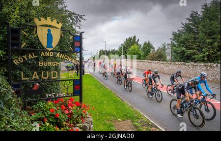 Lauder, Royaume-Uni. 11 septembre 2021. 1Sport, News le peloton principal du Tour de Grande-Bretagne passe par Lauder dans les frontières écossaises sur l'avant-dernière jambe de la course de vélo de route 2021 Tour de Grande-Bretagne. La jambe va de Hawick à Édimbourg. Crédit : phil wilkinson/Alay Live News Banque D'Images