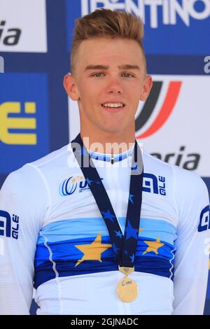 Trento, Italie. 11 septembre 2021. 11 septembre 2021: Trento, Trentin&#x2013;Alto Adige, Italie: 2021 UEC Road European Cycling Championships, Mens U23 final; Thibau NYS (bel) fête sur le podium Credit: Action plus Sports Images/Alay Live News Banque D'Images