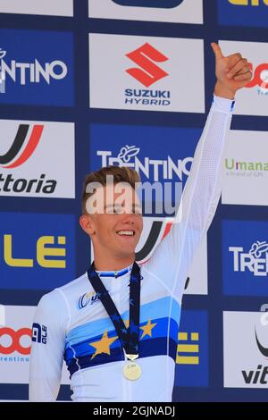 Trento, Italie. 11 septembre 2021. 11 septembre 2021: Trento, Trentin&#x2013;Alto Adige, Italie: 2021 UEC Road European Cycling Championships, Mens U23 final; Thibau NYS (bel) fête sur le podium Credit: Action plus Sports Images/Alay Live News Banque D'Images