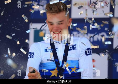 Trento, Italie. 11 septembre 2021. 11 septembre 2021: Trento, Trentin&#x2013;Alto Adige, Italie: 2021 UEC Road European Cycling Championships, Mens U23 final; Thibau NYS (bel) fête sur le podium Credit: Action plus Sports Images/Alay Live News Banque D'Images