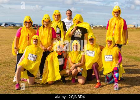 Baiter Park, Poole, Dorset, Royaume-Uni. 11 septembre 2021. Course for Life Poole Pretty Muddy est revenu après avoir été annulé l'année dernière en raison de Covid-19, avec des centaines de personnes vêtues de rose, se joignant à la lutte contre le cancer et de recueillir de l'argent pour cancer Research UK, négociant des obstacles tout au long du parcours de 5 km et s'amuser à se couvrir dans la boue. La famille Duck Nuggets - AVANT ! Crédit : Carolyn Jenkins/Alay Live News Banque D'Images