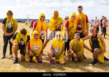 Baiter Park, Poole, Dorset, Royaume-Uni. 11 septembre 2021. Course for Life Poole Pretty Muddy est revenu après avoir été annulé l'année dernière en raison de Covid-19, avec des centaines de personnes vêtues de rose, se joignant à la lutte contre le cancer et de recueillir de l'argent pour cancer Research UK, négociant des obstacles tout au long du parcours de 5 km et s'amuser à se couvrir dans la boue. La famille Duck Nuggets - APRÈS ! Crédit : Carolyn Jenkins/Alay Live News Banque D'Images