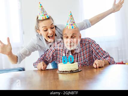 homme senior anniversaire fête gâteau fête fille heureuse petite-fille famille Banque D'Images