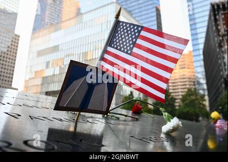 New York, États-Unis. 11 septembre 2021. Un drapeau américain placé avec une photo des tours jumelles et le nom Daniel P. Trant, un négociant en obligations Cantor Fitzgerald qui est décédé en 9/11, lors d'une cérémonie au Ground Zero tenue en commémoration du 20e anniversaire des attaques terroristes sur le World Trade Center, Le Pentagone et l'accident du vol 93 d'United Airlines à Shanksville, en Pennsylvanie, qui s'est tenu dans le bas de Manhattan, New York, NY, le 11 septembre 2021. Photo de piscine par Anthony Behar/UPI crédit: UPI/Alay Live News Banque D'Images