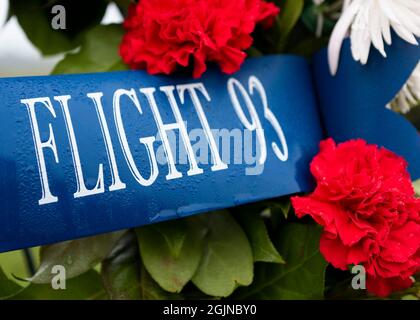 Washington DC, États-Unis. 09e septembre 2021. Washington DC, États-Unis. 09e septembre 2021. (210911) -- WASHINGTON, le 11 septembre 2021 (Xinhua) -- Une couronne est vue au Monument commémoratif du vol 93 à Shanksville, Pennsylvanie, États-Unis, le 9 septembre 2021. Le site de l'accident du vol 93 d'United Airlines, le quatrième avion des attentats terroristes de 9/11, Est maintenant devenu un mémorial national dédié à ceux qui ont sacrifié leur vie héroïquement pour contrecarrer une attaque qui aurait été plus accablante à la fois en termes de nombre de morts potentiel et le symbolisme qui l'a accompagné.TO GO AVEC 'dispositif: Les Américains s'inquiètent m Banque D'Images