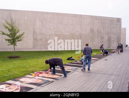 Washington DC, États-Unis. 09e septembre 2021. Washington DC, États-Unis. 09e septembre 2021. (210911) -- WASHINGTON, le 11 septembre 2021 (Xinhua) -- des artistes de craie travaillent sur des portraits des passagers et de l'équipage à bord du vol 93 au Flight 93 National Memorial à Shanksville, Pennsylvanie, États-Unis, le 9 septembre 2021. Le site de l'accident du vol 93 d'United Airlines, le quatrième avion des attentats terroristes de 9/11, est maintenant devenu un mémorial national dédié à ceux qui ont sacrifié héroïquement leur vie pour contrecarrer une attaque qui aurait été plus accablante à la fois en termes de nombre potentiel de morts et le symbolisme tha Banque D'Images