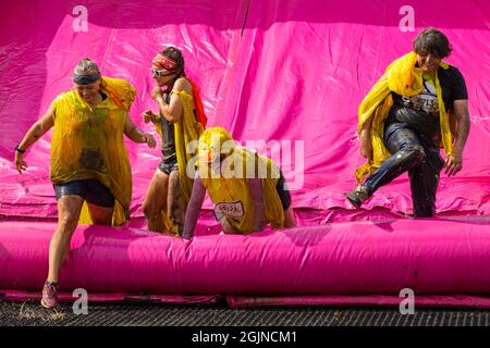 Baiter Park, Poole, Dorset, Royaume-Uni.11th septembre 2021.Course for Life Poole Pretty Muddy est revenu après avoir été annulé l'année dernière en raison de Covid-19, avec des centaines de personnes vêtues de rose, se joignant à la lutte contre le cancer et de recueillir de l'argent pour cancer Research UK, négociant des obstacles tout au long du parcours 5km et s'amuser à se couvrir dans la boue.S'amuser sur le toboggan gonflable.La famille Duck Nuggets s'amuse.Crédit : Carolyn Jenkins/Alay Live News Banque D'Images