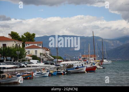 Paysage avec vue panoramique sur Galaxidi une ville pittoresque avec des maisons rurales colorées dans la partie sud de Phosis, Grèce. Banque D'Images