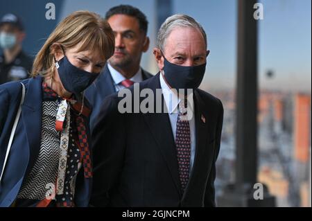New York, États-Unis. 11 septembre 2021. L'ancien maire de New York, Michael Bloomberg, lors d'une cérémonie au Mémorial du 9/11 septembre, est vu à l'occasion du 20e anniversaire des attentats du 11 septembre à Manhattan, New York, le samedi 11 septembre 2021. Photo de piscine par Anthony Behar/UPI crédit: UPI/Alay Live News Banque D'Images