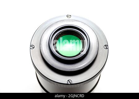 Vue arrière d'un téléobjectif à miroir de l'époque soviétique avec reflets de couleur. Macro studio tourné sur fond blanc Banque D'Images