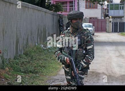 Srinagar, Inde. 10 septembre 2021. Les soldats paramilitaires indiens tiennent une garde près du site d'une attaque à la grenade sur un marché de Srinagar, au Cachemire, le vendredi 10 septembre, 2021. Au moins un piéton et un soldat indien ont été blessés vendredi dans la partie indienne du Cachemire lors d'une explosion de grenade. (Photo de Sajad Hameed/INA photo Agency/Sipa USA) crédit: SIPA USA/Alay Live News Banque D'Images