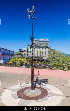 VINALES, CUBA - 18 FÉVRIER 2016 : flèches de direction près de l'hôtel Los Jazmines dans la vallée de Vinales, Cuba. Banque D'Images