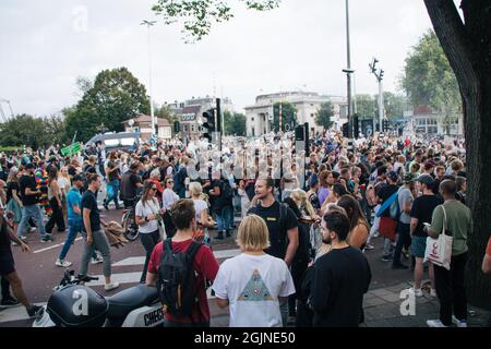 Amsterdam, pays-Bas - septembre 11 2021, manifestation anti Covid: Les jeunes protestant contre le gouvernement corona mesures avec festival Banque D'Images