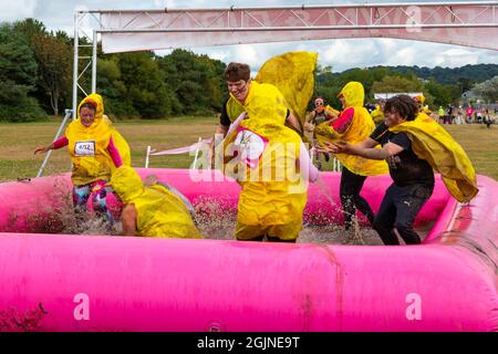 Baiter Park, Poole, Dorset, Royaume-Uni.11th septembre 2021.Course for Life Poole Pretty Muddy est revenu après avoir été annulé l'année dernière en raison de Covid-19, avec des centaines de personnes vêtues de rose, se joignant à la lutte contre le cancer et de recueillir de l'argent pour cancer Research UK, négociant des obstacles tout au long du parcours 5km et s'amuser à se couvrir dans la boue.S'amuser dans le bassin de boue gonflable.La famille Duck Nuggets s'amuse.Crédit : Carolyn Jenkins/Alay Live News Banque D'Images