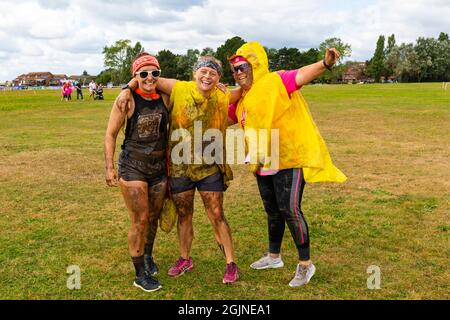 Baiter Park, Poole, Dorset, Royaume-Uni. 11 septembre 2021. Course for Life Poole Pretty Muddy est revenu après avoir été annulé l'année dernière en raison de Covid-19, avec des centaines de personnes vêtues de rose, se joignant à la lutte contre le cancer et de recueillir de l'argent pour cancer Research UK, négociant des obstacles tout au long du parcours de 5 km et s'amuser à se couvrir dans la boue. Certains de la famille Duck Nuggets - les canards aiment simplement la boue! Crédit : Carolyn Jenkins/Alay Live News Banque D'Images