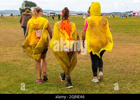 Baiter Park, Poole, Dorset, Royaume-Uni.11th septembre 2021.Course for Life Poole Pretty Muddy est revenu après avoir été annulé l'année dernière en raison de Covid-19, avec des centaines de personnes vêtues de rose, se joignant à la lutte contre le cancer et de recueillir de l'argent pour cancer Research UK, négociant des obstacles tout au long du parcours 5km et s'amuser à se couvrir dans la boue.Certains de la famille Duck Nuggets - les canards aiment simplement la boue.Crédit : Carolyn Jenkins/Alay Live News Banque D'Images