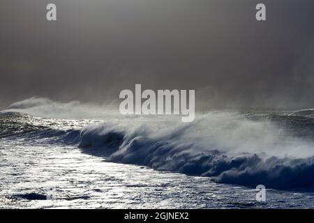 Mer de tempête sur la côte atlantique d'Orkney Banque D'Images