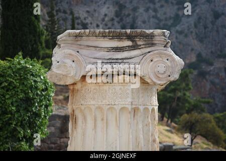 Fragment de colonne d'ordre ionique sculpté en marbre antique dans le Temple d'Apollon au site archéologique sacré de Delphes à Phosis, en Grèce. Banque D'Images