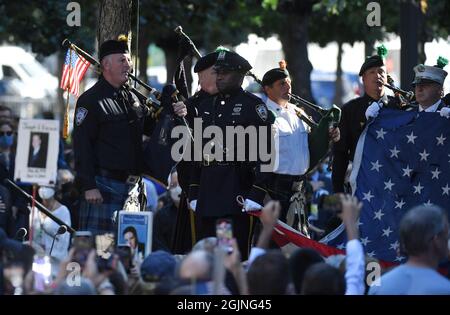 New York, États-Unis. 11 septembre 2021. La police et les pompiers de New York attirent l'attention sur les performances de Springsteen au Mémorial du 9/11 septembre à l'occasion du 20e anniversaire des attaques du 11 septembre à Manhattan, New York, le samedi 11 septembre 2021. Photo de piscine par Ed Jones/UPI crédit: UPI/Alay Live News Banque D'Images