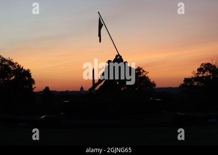 Arlington, Virginie, États-Unis. 11 septembre 2021. Vue sur le Mémorial de guerre du corps des Marines au premier plan du Washington Monument le matin du 20e anniversaire de 9/11 à Arlington, en Virginie, le 11 septembre 2021. Crédit : Mpi34/Media Punch/Alamy Live News Banque D'Images