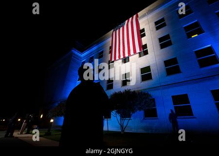 Washington DC, États-Unis. 11 septembre 2021. Washington DC, États-Unis. 11 septembre 2021. Les premiers intervenants guident le déploiement d'un drapeau américain sur le côté du Pentagone avant le lever du soleil marquant le 20e anniversaire des attaques terroristes de 9/11 au Pentagone le 11 septembre 2021 à Arlington, en Virginie. L'événement commémore les près de 3,000 personnes tuées par des terroristes le 11 septembre 2001. Crédit : EJ Hersom/DOD/Alay Live News Banque D'Images