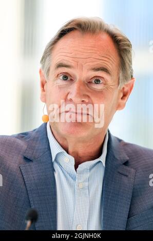 09 septembre 2021, Saxe, Leipzig: Burkhard Jung (SPD), Maire de Leipzig, prononce un discours lors de la cérémonie d'ouverture du nouveau bâtiment de la Sächsische Aufbaubank. L'institut de développement de l'État libre dispose maintenant d'un deuxième grand emplacement dans la ville de la foire commerciale en plus de son ancien siège à Dresde. Selon SAB, le nouveau bâtiment abritera environ 500 emplois, dont 200 seront initialement pourvus. Plus tard, environ 400 employés vont travailler à Leipzig. Le bâtiment élaboré, conçu par une société d'architecture londonienne, coûte environ 165 millions d'euros. A l'origine, 107 millions d'euros plus un Banque D'Images