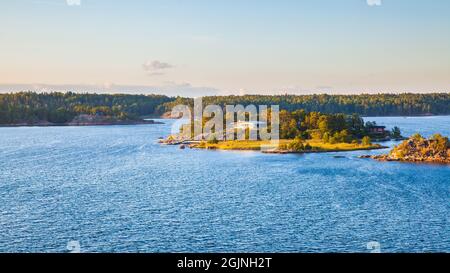 Vue panoramique sur les petites îles de l'archipel de Stockholm, dans la mer Baltique, en Suède. Paysage Banque D'Images