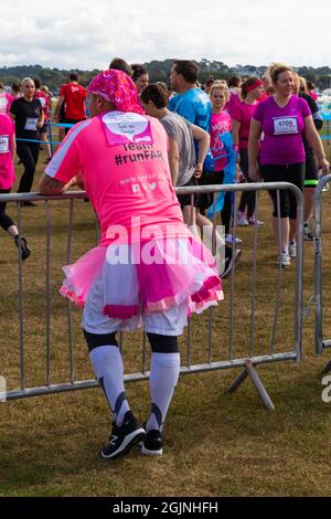 Baiter Park, Poole, Dorset, Royaume-Uni.11th septembre 2021.Course for Life Poole Pretty Muddy est revenu après avoir été annulé l'année dernière en raison de Covid-19, avec des centaines de personnes vêtues de rose, se joignant à la lutte contre le cancer et de recueillir de l'argent pour cancer Research UK, négociant des obstacles tout au long du parcours 5km et s'amuser à se couvrir dans la boue.En attente au début.Crédit : Carolyn Jenkins/Alay Live News Banque D'Images