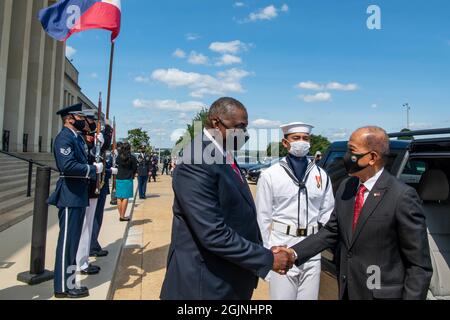 Arlington, États-Unis. 10 septembre 2021. Arlington, États-Unis. 10 septembre 2021. Le secrétaire américain à la Défense Lloyd J. Austin III, à gauche, accueille le secrétaire philippin à la Défense nationale Delfin N. Lorenzana pour des réunions bilatérales au Pentagone le 10 septembre 2021 à Arlington, en Virginie. Credit: Planetpix/Alamy Live News Banque D'Images