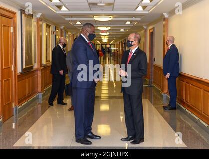 Arlington, États-Unis. 10 septembre 2021. Arlington, États-Unis. 10 septembre 2021. Le secrétaire américain à la Défense Lloyd J. Austin III, à gauche, discute avec le secrétaire philippin de la Défense nationale Delfin N. Lorenzana avant le début des pourparlers bilatéraux au Pentagone le 10 septembre 2021 à Arlington, en Virginie. Credit: Planetpix/Alamy Live News Banque D'Images