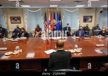 Arlington, États-Unis. 10 septembre 2021. Arlington, États-Unis. 10 septembre 2021. Le secrétaire américain à la Défense, Lloyd J. Austin III, lors de pourparlers bilatéraux avec le secrétaire philippin à la Défense nationale, Delfin N. Lorenzana, au Pentagone le 10 septembre 2021 à Arlington, en Virginie. Credit: Planetpix/Alamy Live News Banque D'Images