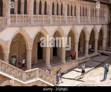 HUNEDOARA, ROUMANIE - 06 août 2021 : la cour intérieure du château de Corvin dans la ville de Hunedoara - Roumanie Banque D'Images